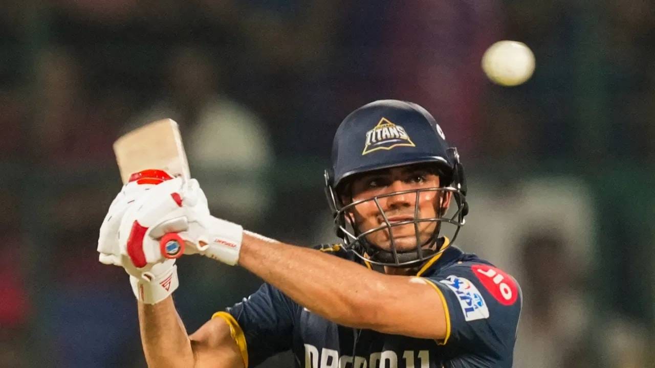 प्लेऑफमध्ये सर्वाधिक धावा करणाऱ्या खेळाडूंच्या यादीत गुजरात टायटन्सचा कर्णधार शुबमन गिल आहे. त्याने प्लेऑफमध्ये 474 धावा केल्या आहेत. 145 च्या स्ट्राईक रेटने फक्त 10 डावात त्याने ही कामगिरी केली आहे. शुबमन गिलच्या नेतृत्वात संघ प्लेऑफमध्ये पोहोचला आहे. एलिमिनेटर फेरीत मुंबई इंडियन्शी सामना आहे. (PC-PTI)