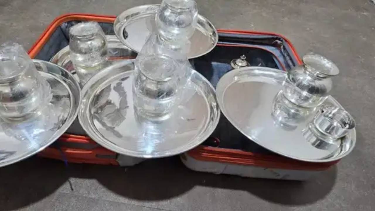 वैष्णवीच्या कुटुंबाने दिलेली चांदीची भांडी ही पोलिसांनी जप्त केली आहेत.