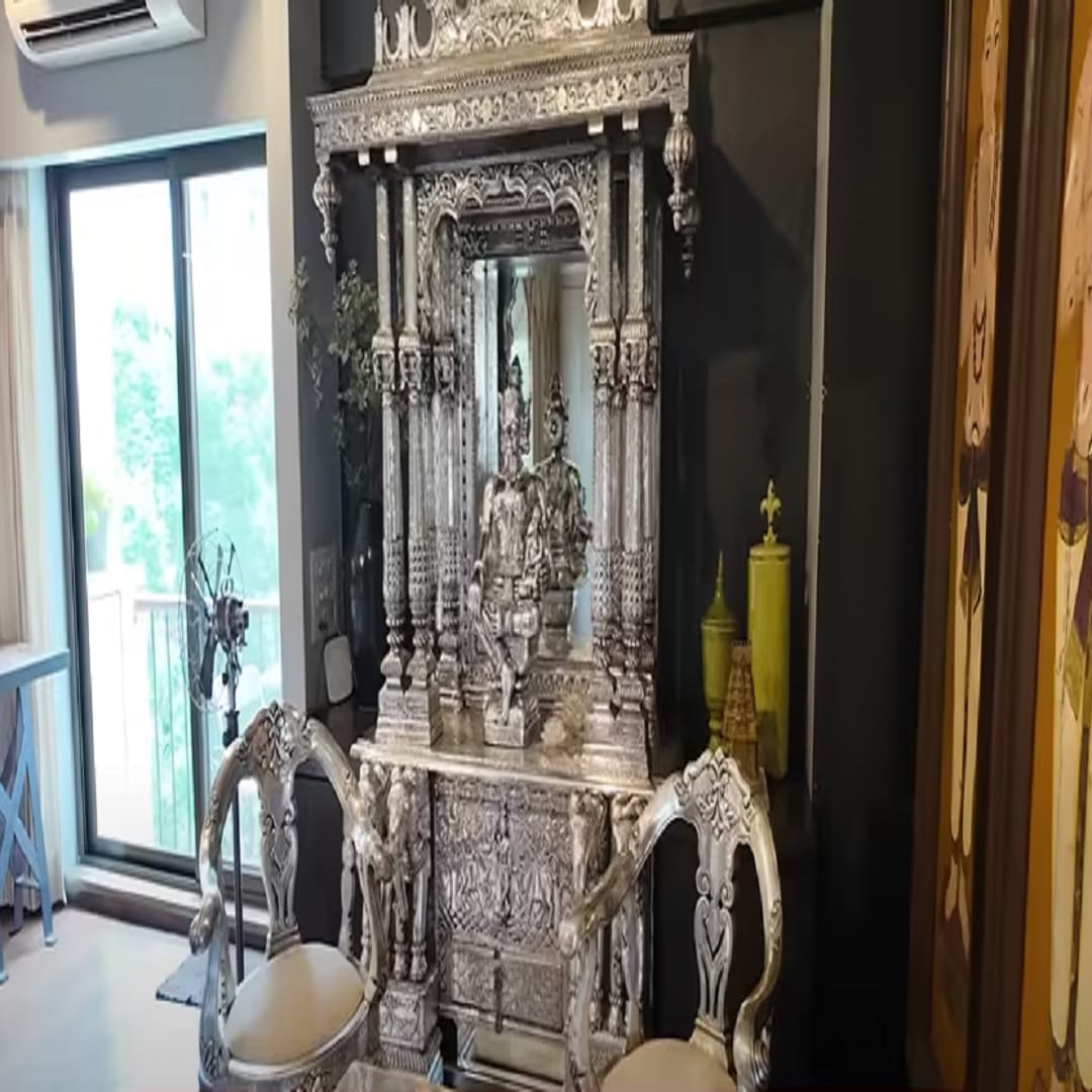 सजावट: सोनालीच्या घराचा हा एक सुंदर भाग आहे तो म्हणजे चांदीचे देवघर. हा भाग अतिशय वेगळ्या पद्धतीने सजवलेला आहे. तसेच हा भाग घराच्या बाल्कनीशीही जोडलेला आहे. जो  पाहायला आणि अनुभवायला फार सुंदर वाटतो.