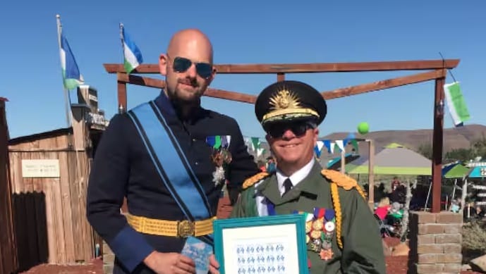 केव्हीन बोग यांचे एक स्वप्न होते की मोलोसियाला एक स्वतंत्र देश म्हणून ओळखले जावे. त्यांनी देशाला ध्वज, राष्ट्रगीत आणि त्याचे स्वतःचे कायदे देखील तयार केले आहेत. मोलोसियात सर्वकाही नियमानुसार चालते.