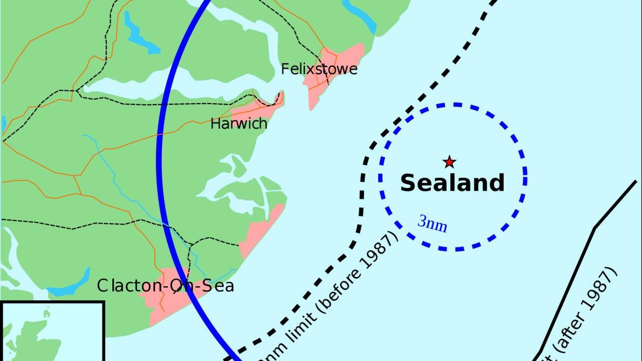 या मायक्रो नेशनचे, छोट्या राष्ट्राचे नाव सीलँड असे आहे. या देशाचा स्वतःचा ध्वज, राजधानी, पासपोर्ट, चलन, राजा-राणी आणि प्रजा सुद्धा आहे.