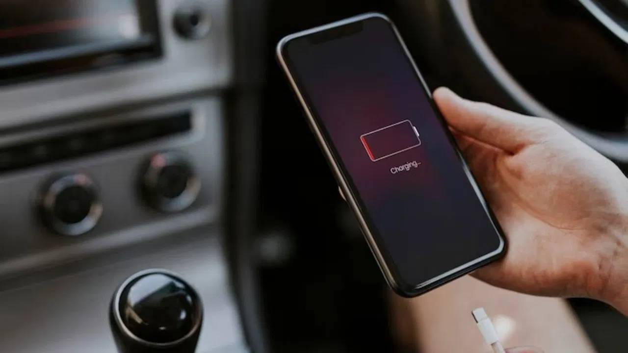 उन्हाळ्यातही फोनची बॅटरी तासन् तास टिकवायचीये? हे सोपे उपाय आजच करा उन्हाळ्यातही फोनची बॅटरी तासन् तास टिकवायचीये? हे सोपे उपाय आजच करा