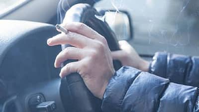 गाडीत बसून सिगारेट ओढताय? थांबा! एकदा हे नियम वाचा, नाहीतर होईल मोठा दंड