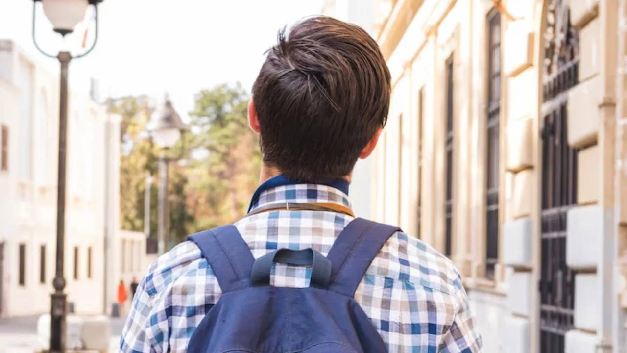 बांगलादेशच्या तरुणांचे अंधकारमय भविष्य, त्यांच्याकडे फक्त 'हे' 3 पर्याय बांगलादेशच्या तरुणांचे अंधकारमय भविष्य, त्यांच्याकडे फक्त 'हे' 3 पर्याय