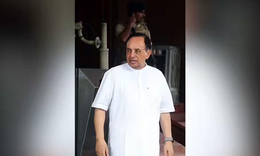 सुब्रमण्यम स्वामी- सुब्रमण्यम स्वामी यांचा जन्म १५ सप्टेंबर १९३९ रोजी ब्रिटिश भारतातील मद्रास प्रेसिडेन्सीतील मैलापूर येथे झाला. त्यांनी १२ वी पर्यंत शिक्षण घेतले नंतर त्यांनी दिल्ली विद्यापीठातून पदवीपूर्व शिक्षण पूर्ण केले आणी बीए केले. नंतर, त्यांनी इंडियन स्टॅटिस्टिकल इन्स्टिट्यूटमधून एमए आणि हार्वर्ड विद्यापीठातून पीएचडी केली. सुब्रमण्यम स्वामी हे भारतीय राजकारणी, अर्थशास्त्रज्ञ आणि सांख्यिकीशास्त्रज्ञ आहेत.त्यांनी दिल्लीतील इंडियन इन्स्टिट्यूट ऑफ टेक्नॉलॉजीमध्ये गणितीय अर्थशास्त्राचे प्राध्यापक म्हणून काम केले.