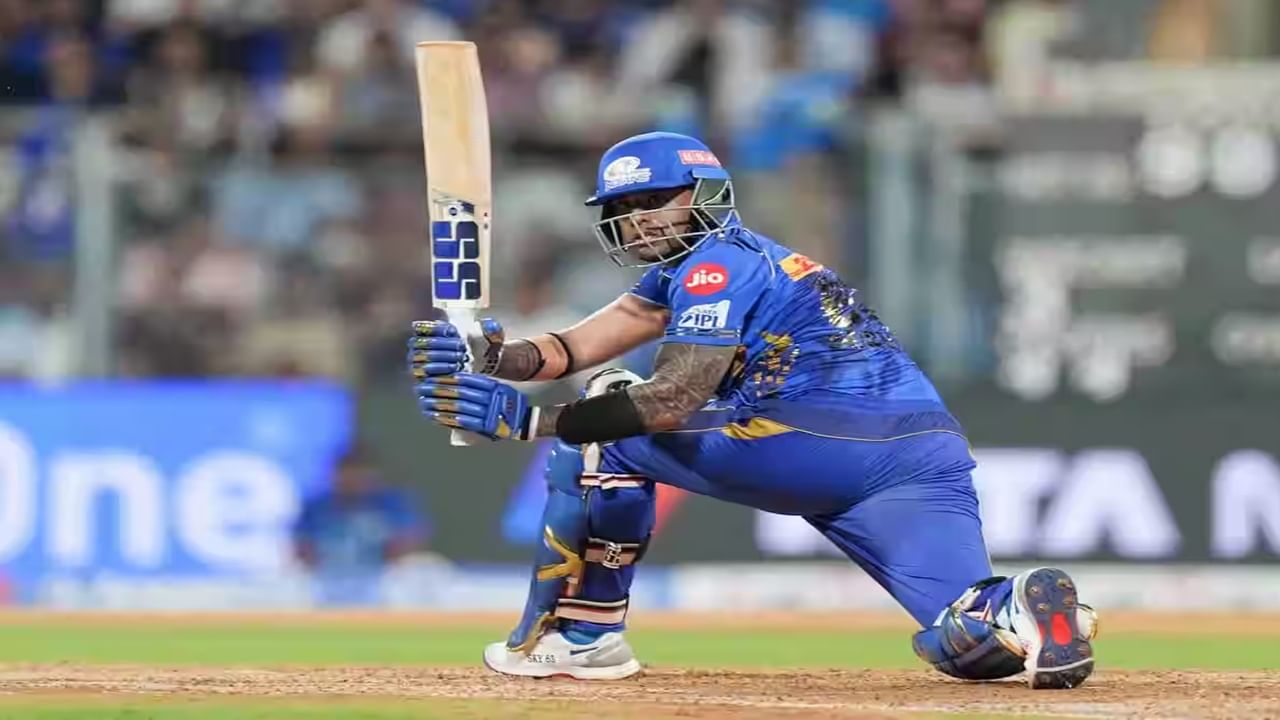 सूर्यकुमारने दिल्ली विरुद्ध 25 धावा करताच  आपल्या नावे  विक्रम केला. आता सूर्याने पुढील सामन्यात पंजाब किंग्स विरुद्ध 25 धावा केल्या तर तो अशी कामगिरी करणारा जगातला पहिला फलंदाज ठरेल. सूर्या सध्या ज्या पद्धतीने खेळतोय ते पाहता तो पंजाब विरुद्ध सहज ही कामगिरी करेल, असा चाहत्यांना विश्वास आहे. (Photo Credit : Ipl/Bcci)