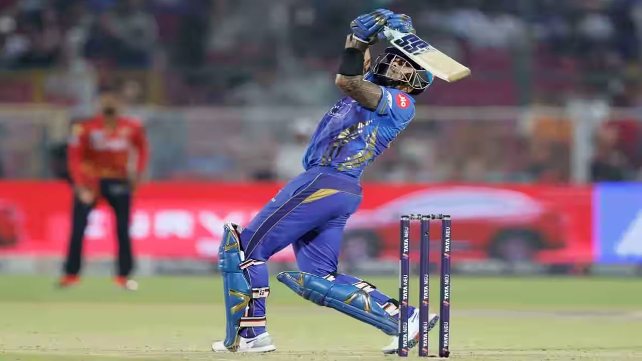 मुंबई इंडियन्सचा अनुभवी फलंदाज सूर्यकुमार यादव याने टी 20 क्रिकेटमध्ये इतिहास घडवला आहे. सूर्यकुमार यादवने आयपीएलच्या 18 व्या मोसमातील 69 व्या सामन्यात मोठा कारनामा केला आहे. सूर्यकुमार यासह अशी कामगिरी करणारा पहिलाच फलंदाज ठरला आहे. (Photo Credit : Ipl/Bcci)