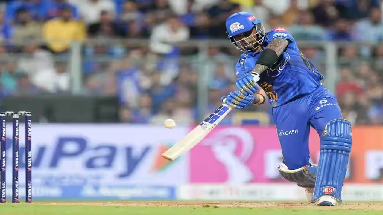 सूर्यकुमार यादव एका वर्षात सलग सर्वाधिक वेळा 25 धावा करणारा पहिला फलंदाज ठरला आहे. सूर्याने आयपीएलच्या 18 व्या मोसमात (IPL 2025) खेळलेल्या प्रत्येक सामन्यात किमान 25 धावा केल्या आहेत. सूर्या यासह अशी कामगिरी करणारा पहिला भारतीय तर एकूण दुसरा फलंदाज ठरला आहे. (Photo Credit : Ipl/Bcci)