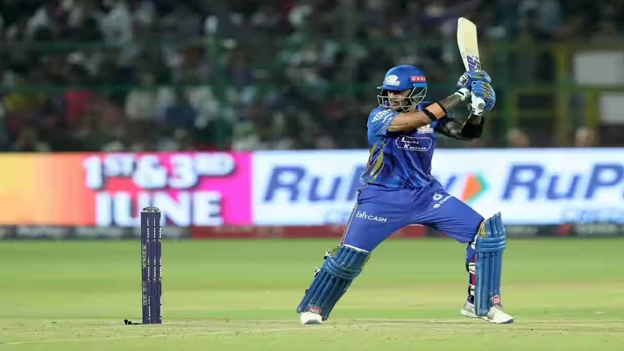 तसेच सूर्यकुमार आयपीएलच्या एका हंगामात सलग सर्वाधिक 14 वेळा 25 धावा करणारा फलंदाज ठरला. सूर्याने आयपीएलमध्ये  शुबमन गिल आणि केन विलियमसन या दोघांना मागे टाकलं.  केन (2018) आणि शुबमन (2023) या दोघांनी प्रत्येकी सलग 13 वेळा 25 पेक्षा अधिक धावा केल्या होत्या. (Photo Credit : Ipl/Bcci)