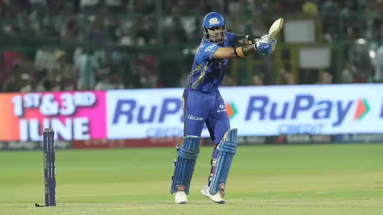 सूर्यकुमार यादव याने पंजाब विरूद्धच्या सामन्यात जयपूरमधील सवाई मानसिंह स्टेडियममध्ये 25 वी धाव पूर्ण केली. सूर्या यासह टी 20 क्रिकेटच्या इतिहासात सलग 14 डावात 25 पेक्षा अधिक धावा करणारा पहिला फलंदाज ठरला. सूर्याने दिल्ली कॅपिट्ल्स विरूद्धच्या गेल्या सामन्यात टेम्बा बावुमाच्या या विक्रमाची बरोबरी केली होती. (Photo Credit : Ipl/Bcci)