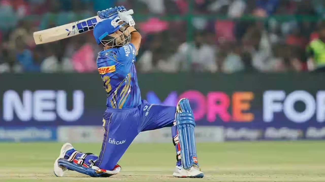 मुंबई इंडियन्सचा फलंदाज सूर्यकुमार यादव याने इतिहास घडवला आहे. सूर्यकुमारआधी कोणत्याच भारतीय फलंदाजाला अशी कामगिरी करता आली नव्हती. सूर्यकुमारने टेम्बा बावुमाच्या विक्रमाची बरोबरी केली आहे. सूर्याला आयपीएल 2025 मध्ये शतक करता आलं नाही. मात्र सूर्याने सातत्यपूर्ण खेळी करत मोठा कारानामा केला आहे. (Photo Credit : Ipl/Bcci)