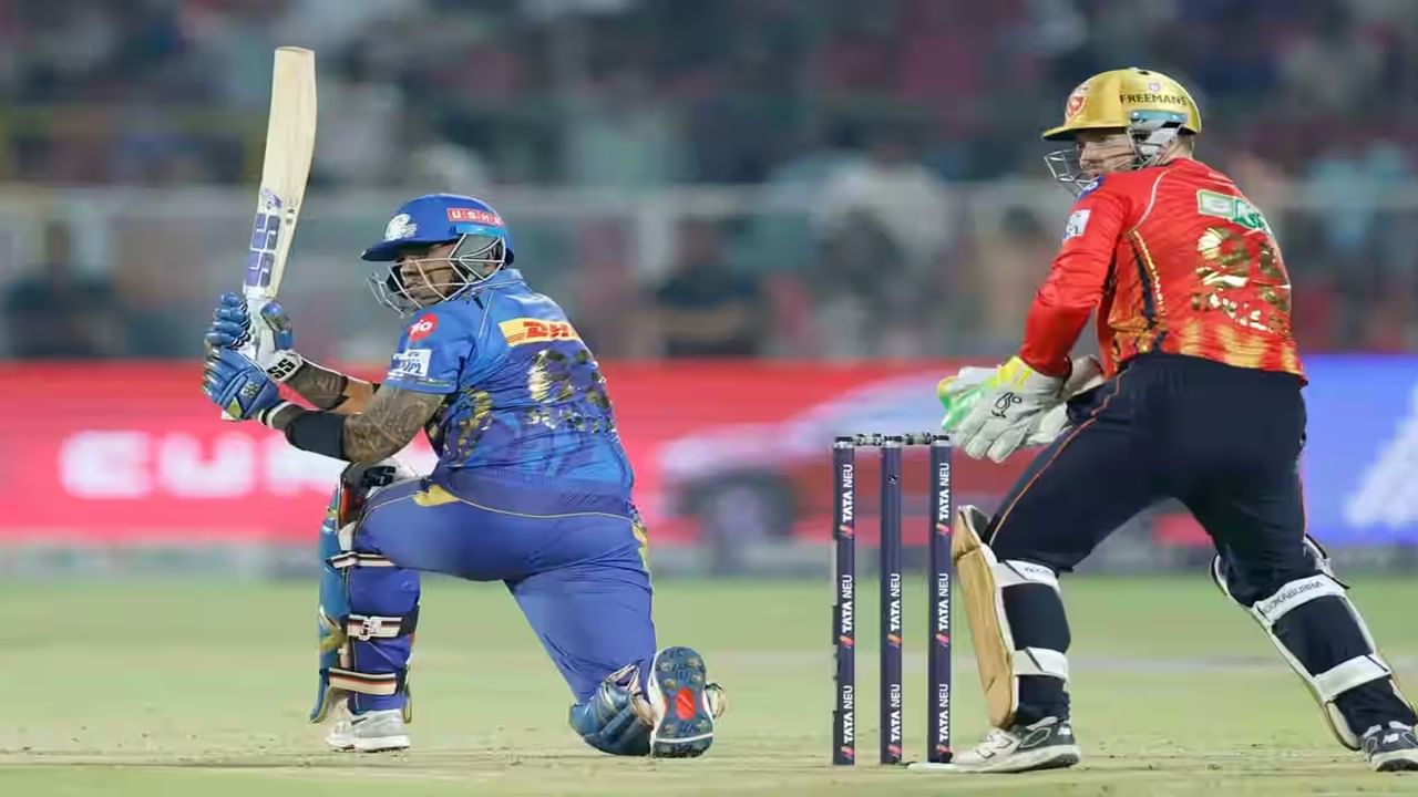 तसेच सूर्यकुमारने 36 धावा पूर्ण करताच सचिन तेंडुलकरचा विक्रम मोडीत काढला. सूर्या यासह आयपीएलमध्ये मुंबईसाठी एका हंगामात सर्वाधिक धावा करणारा पहिला फलंदाज ठरला. सचिनने 2010 साली 15 सामन्यांमध्ये 618 धावा केल्या होत्या. तर सूर्याने 14 सामन्यांतच ही कामगिरी करुन दाखवली. सूर्याने याआधी IPL 2023 मध्ये 600 पेक्षा अधिक धावा केल्या होत्या. (Photo Credit : Ipl/Bcci)