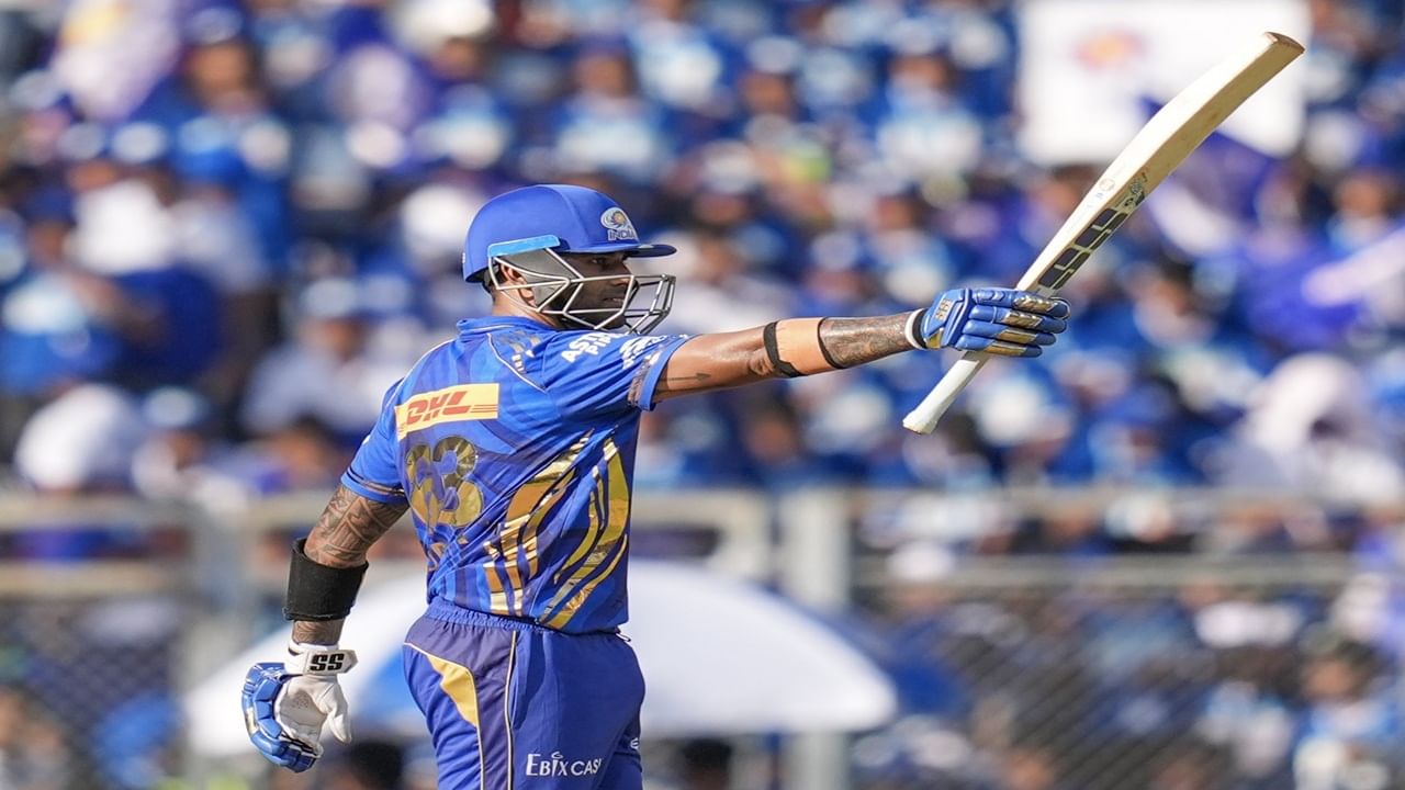 सूर्याने दिल्ली विरुद्ध 43 बॉलमध्ये 169.77 च्या स्ट्राईक रेटने नॉट आऊट 73 रन्स केल्या. सूर्याने या खेळीत 4 खणखणीत षटकार लगावले. तसेच सूर्याच्या या खेळीत 7 चौकारांचाही समावेश होता. (Photo Credit : Suryakumar Yadav X Account)