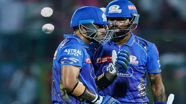 RR vs MI : रोहित-रायनच्या अर्धशतकानंतर हार्दिक-सूर्याची चाबूक बॅटिंग, राजस्थानसमोर 218 धावांचं आव्हान