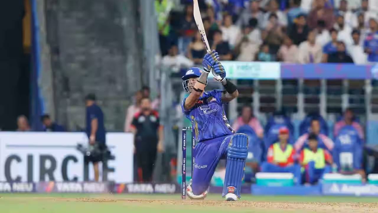 आयपीएल स्पर्धेतील ऑरेज कॅप सध्या दिल्ली कॅपिटल्सच्या साई सुदर्शनच्या डोक्यावर आहे. त्याने 12 सामन्यात 617 धावा केल्या आहेत. यात एक शतक आणि पाच अर्धशतकांचा समावेश आहे. दुसऱ्या स्थानावर शुबमन गिल असून त्याने 601 धावा केल्या आहे. तिसऱ्या स्थानावर 583 धावांसह सूर्यकुमार यादव आहे. (फोटो- आयपीएल/बीसीसीआय)