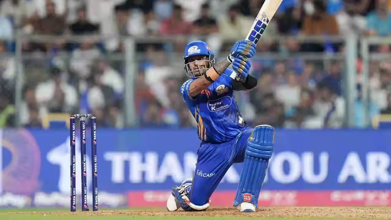 सूर्यकुमार यादवने दिल्ली कॅपिटल्सविरुद्ध 36 चेंडूत आपलं अर्धशतक पूर्ण केलं. या अर्धशतकी खेळीच्या जोरावर या पर्वात सर्वाधिक धावा करणाऱ्या खेळाडूंच्या यादीत तिसऱ्या स्थानावर पोहोचला आहे. यापूर्वी या स्थानावर राजस्थानचा यशस्वी जयस्वाल होता. (फोटो- आयपीएल/बीसीसीआय)