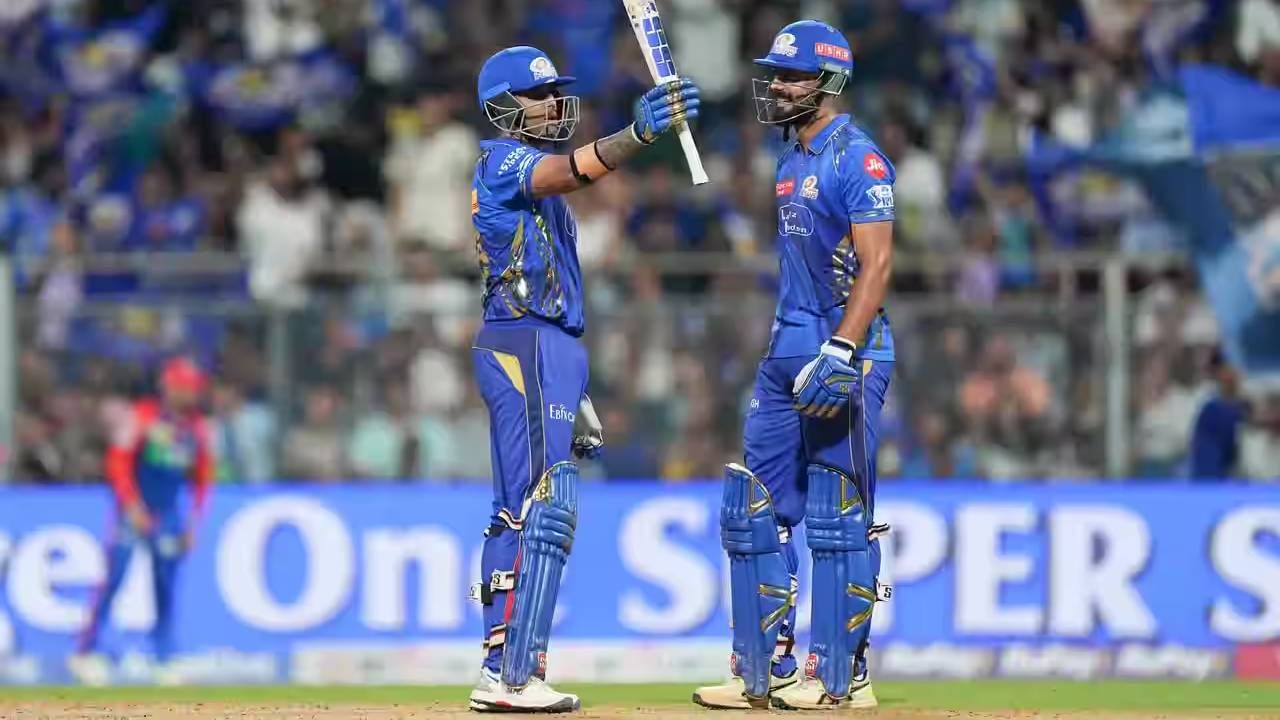 आयपीएल 2025 स्पर्धेतील 63व्या सामन्यात मुंबई इंडियन्सच्या सूर्यकुमार यादवने दिल्ली कॅपिटल्सविरुद्ध अर्धशतकी खेळी केली. फलंदाजीसाठी कठीण असा खेळपट्टीवर सूर्यकुमार यादवने सुरुवातीला सावध पण शेवटी आक्रमक फटकेबाजी केली. या खेळीच्या जोरावर सूर्यकुमार यादव ऑरेंज कॅपच्या शर्यतीत यशस्वी जयस्वालच्या पुढे गेला आहे. (फोटो- आयपीएल/बीसीसीआय)