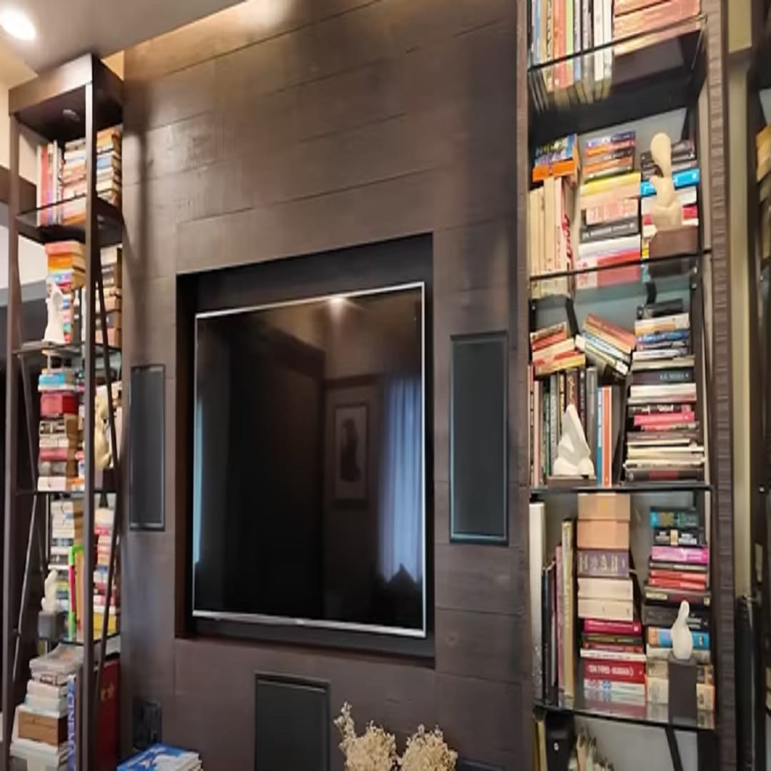  टीव्ही रूम: ही सोनाली बेंद्रेची टीव्ही रूम आहे. पण या रुममध्ये टीव्हीसोबतच पुस्कांचे कपाटही दिसत आहे. तिला पुस्तके वाचायला खूप आवडतात. म्हणून या भागात ती कमी टीव्ही पाहते आणि जास्त पुस्तके जास्त वाचते.