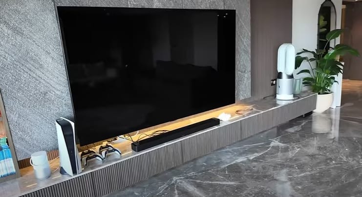  ही टीव्ही रूम आहे. तो जेव्हा घरी असतो तेव्हा तो त्याचा बहुतेक वेळ काहीतरी खास पाहण्यात घालवतो. त्याने या खोलीत म्यूजिक सिस्टम आणि प्लांट्स देखील बसवल्या आहेत.