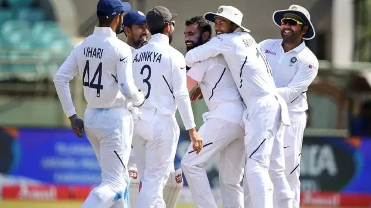 शमी तेव्हापासूनच फिटनसेवर जोरदार मेहनत घेऊ लागला. शमी देशांतर्गत क्रिकेटही खेळला. शमी आयपीएलच्या 18 व्या मोसमातही खेळला. मात्र शमीने निराशा केली. शमीने 18 व्या हंगामात एकूण 9 सामन्यांमध्ये 56.17 च्या सरासरीने आणि 11.23 च्या इकॉनमी रेटने 9 विकेट्स घेतल्या. (Photo Credit : PTI)