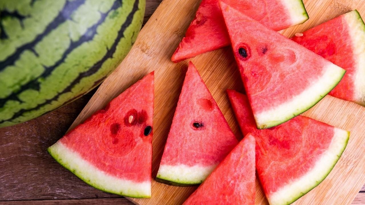 कलिंगड खरेदी करताना या ‘पाच’ गोष्टी लक्षात ठेवा, नाहीतर तुमचे आरोग्य येऊ शकते धोक्यात! कलिंगड खरेदी करताना या ‘पाच’ गोष्टी लक्षात ठेवा, नाहीतर तुमचे आरोग्य येऊ शकते धोक्यात!