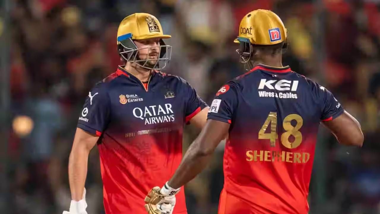 आरसीबीचा संपूर्ण संघ : विराट कोहली , फिलिप सॉल्ट , रजत पाटीदार (कर्णधार) , लियाम लिव्हिंगस्टोन , जितेश शर्मा (विकेटकीपर) , रोमॅरियो शेफर्ड , कृणाल पांड्या , भुवनेश्वर कुमार , यश दयाल , जोश हेजलवूड , सुयश शर्मा, मयंक अग्रवाल , रसिक दार सलाम , मनोज भंडागे , टिम सेफर्ट , स्वप्नील सिंग , नुवान तुषारा , ब्लेसिंग मुजराबानी , टिम डेव्हिड , मोहित राठी , स्वस्तिक चिकारा , अभिनंदन सिंग. (Photo- BCCI/IPL)