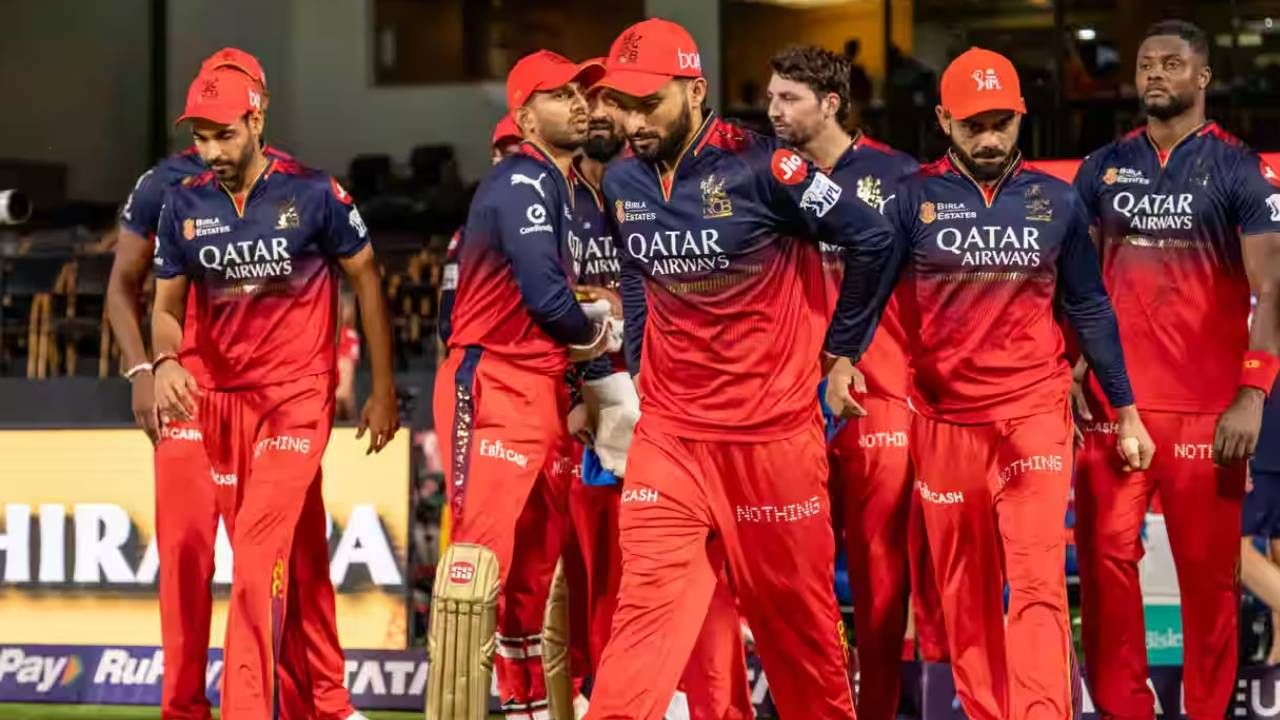 आयपीएल 2025 स्पर्धेच्या अंतिम फेरीत रॉयल चॅलेंजर्स बंगळुरुने धडक मारली आहे. क्वॉलिफायर 1 फेरीत पंजाब किंग्सचा धुव्वा उडवत अंतिम फेरी गाठली आहे. आता पंजाब किंग्स, मुंबई इंडियन्स किंवा गुजरात टायटन्स यापैकी एक संघ प्रतिस्पर्धी असेल.  (Photo- BCCI/IPL)