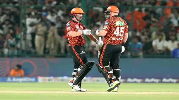 आयपीएलच्या 18 व्या मोसमात सनरायजर्स हैदराबादने त्यांच्या साखळी फेरीतील शवेटच्या सामन्यात इतिहास घडवला आहे. हैदराबादने या हंगामातील 68 व्या सामन्यात कोलकाता नाईट रायडर्स विरुद्ध स्पर्धेच्या इतिहासातील तिसरी सर्वोच्च धावसंख्या उभारली. यात हेनरिक क्लासेन आणि ट्रेव्हिस हेड या दोघांनी सर्वाधिक योगदान दिलं. (Photo Credit : IPL/Bcci)