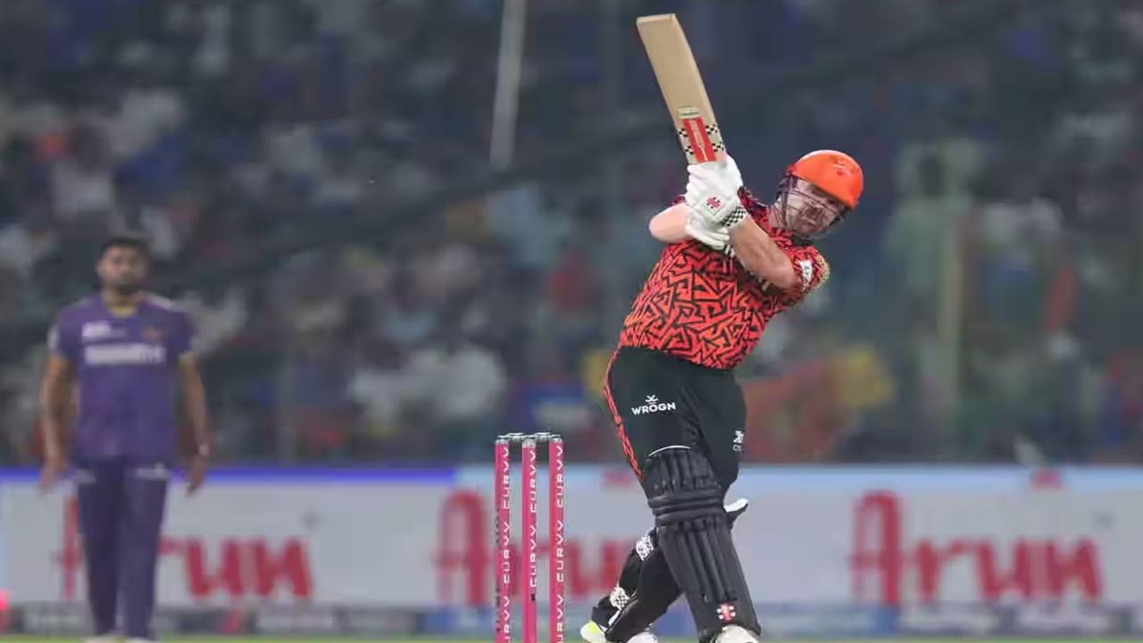 ट्रेव्हिस हेड आणि हेनरिक क्लासेन या जोडीने दुसऱ्या विकेटसाठी 83 रन्सची पार्टनरशीप केली. सुनील नरीन याने हेडला आऊट करत ही जोडी फोडली.  ट्रेव्हिस हेड याने 40 बॉलमध्ये 190 च्या स्ट्राईक रेटने 76 रन्स केल्या. हेडने या खेळीत 6 सिक्स आणि 6 फोर ठोकले. (Photo Credit : IPL/Bcci)