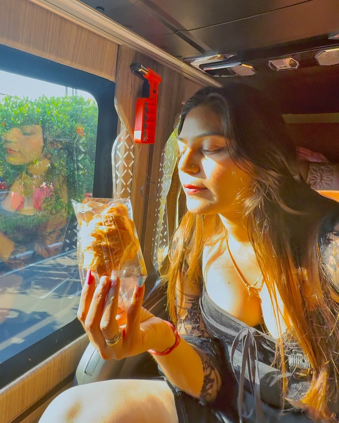 भारतातील ज्योती मल्होत्रा या तरुणीला पाकिस्तानसाठी हेरगिरी केल्याच्या आरोपाखाली अटक करण्यात आली आहे. सध्या ही तरुणी पोलीस कोठडीत आहे.