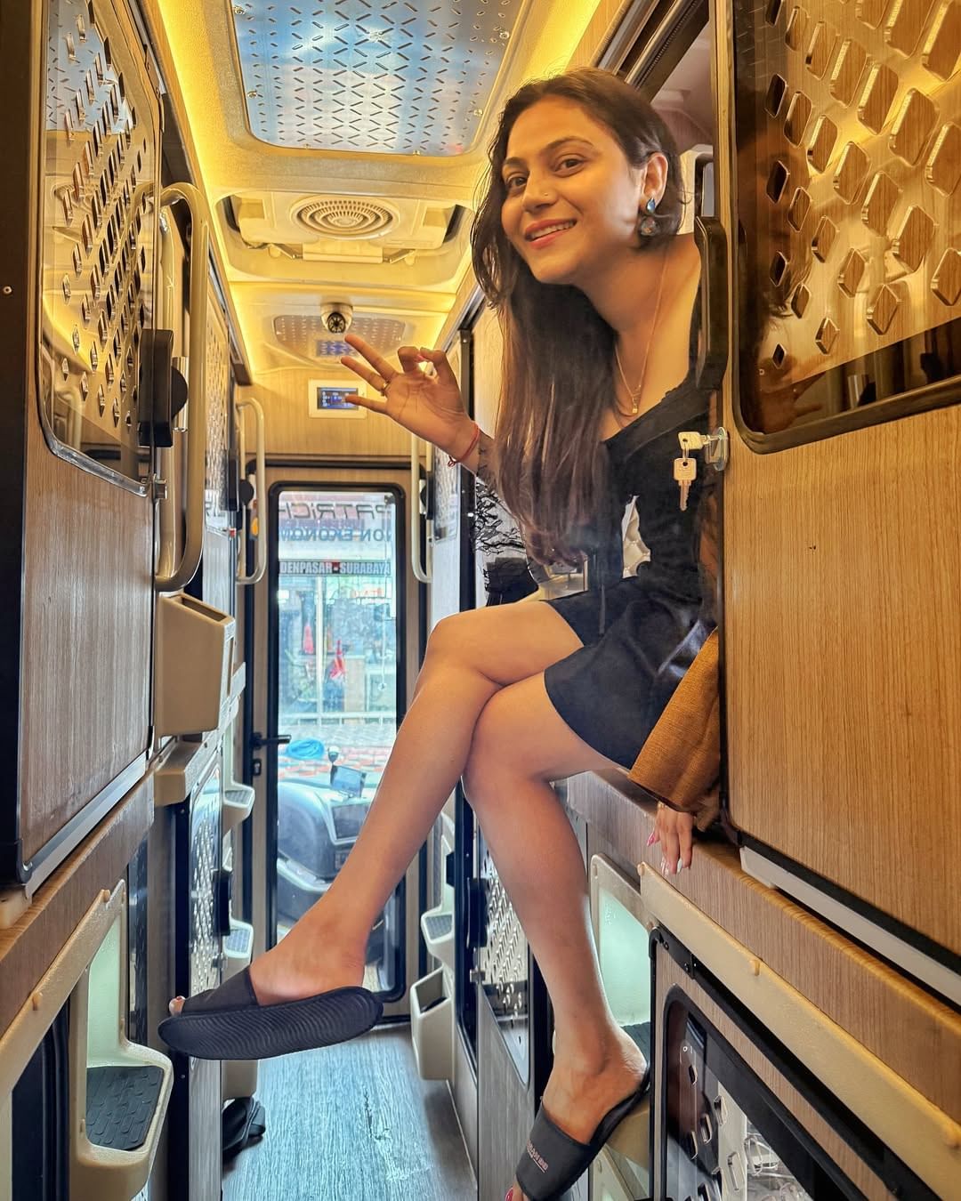 पोलीस तिची कसून चौकशी करत आहेत. याच चौकशीतून वेगवेगळी माहिती समोर येत आहे. इन्स्टाग्राम, फेसबुकवर लाखो लोक फॉलोअर्स असणारी ही ज्योती मल्होत्रा काही पाकिस्तानी अधिकारी तसेच पाकिस्तानी लोकांच्या थेट संपर्कात होती. 