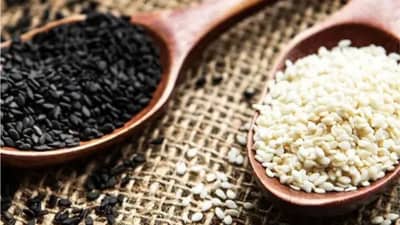 कोणते तीळ आरोग्यासाठी अधिक फायदेशीर? काळे की पांढरे? जाणून घ्या