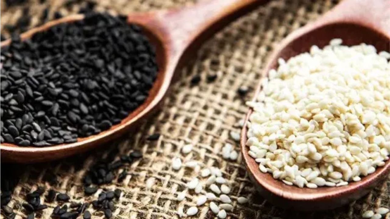 कोणते तीळ आरोग्यासाठी अधिक फायदेशीर? काळे की पांढरे? जाणून घ्या कोणते तीळ आरोग्यासाठी अधिक फायदेशीर? काळे की पांढरे? जाणून घ्या