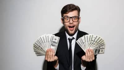 जंगलामध्ये फिरण्यासाठी गेले मित्र, दगडाच्या ढिगाऱ्यावर नजर पडताच बनले कोट्यधीश, हाती लागला मोठा जॅकपॉट