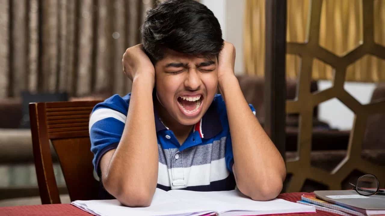 अख्ख्या वर्गात एकटा, शिकवायला सात मास्तर, तरी पठ्ठ्या दहावी फेल; मार्क पाहून शिक्षण विभागही हादरलं