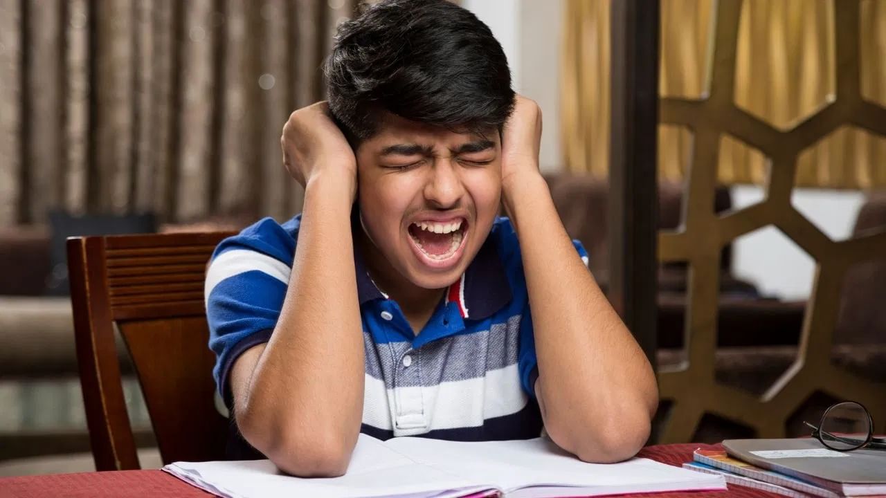 अख्ख्या वर्गात एकटा, शिकवायला सात मास्तर, तरी पठ्ठ्या दहावी फेल; मार्क पाहून शिक्षण विभागही हादरलं