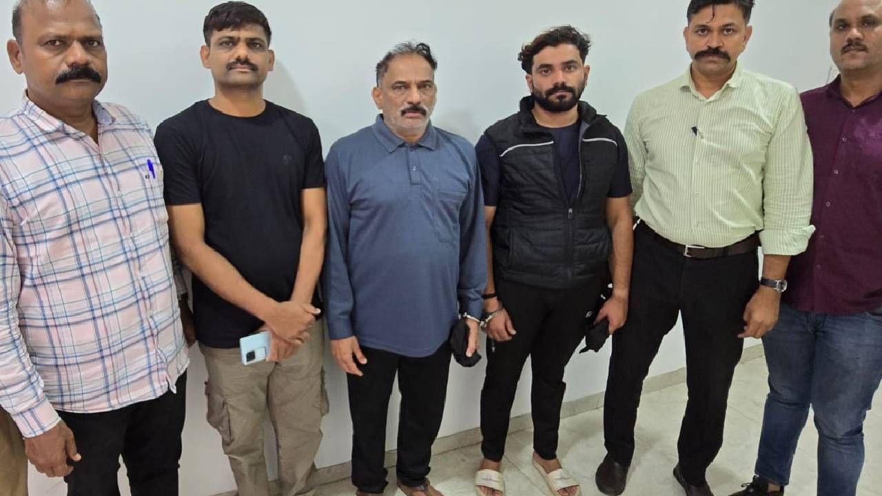 या प्रकरणी वैष्णवीचे वडील अनिल कस्पटे यांनी बावधन पोलिस ठाण्यात गुन्हा दाखल केला आहे. त्यानंतर पोलिसांनी आधी वैष्णवीचा पती शशांक हगवणे, सासू लता हगवणे आणि नणंद करिश्मा हगवणे अटक केली होती. आज आठ दिवसानंतर पोलिसांनी वैष्णवीचा सासरा राजेंद्र हगवणे आणि दीर सुशील हगवणे यांना अटक केली आहे.