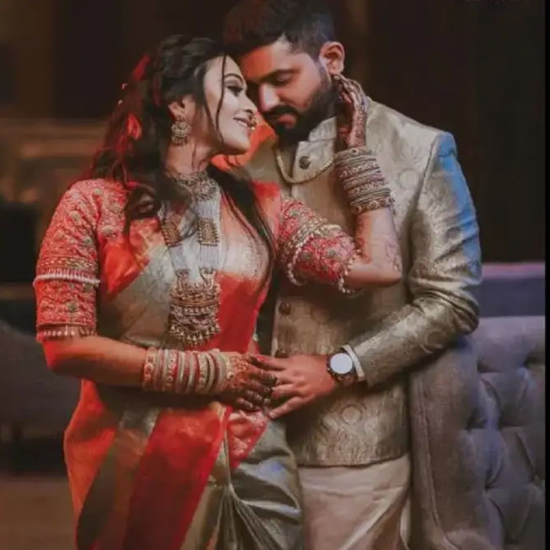 एवढंच नाही लग्नात तिच्या माहेरच्यांनी हुंडा म्हणून तब्बल 51 तोळे सोनं दिलं होतं. तसेच फॉर्च्यूनर गाडीही दिली होती. यासह महागडी भांडी, लग्नानंतर चांदीची मूर्ती, दीड लाखांचा मोबाईल असं बरंच काही वैष्णवीच्या घरच्यांनी तिच्या सासरच्या मंडळींना दिलं होतं. तिचं लग्न हे फारचं थाटामाटात करण्यात आलं होतं. तरी देखील तिचा जाच केला जात होता, असा आरोप करण्यात आला आहे.