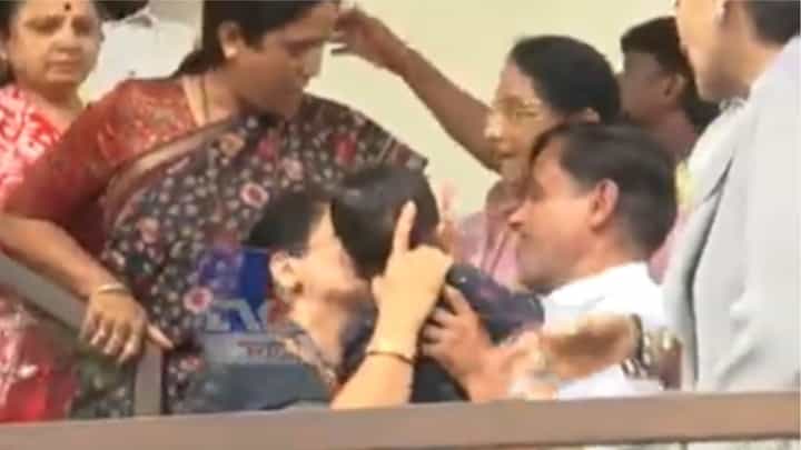 Vaishnavi Hagawane Case : अखेर वैष्णविचा चिमुकला आजी-आजोबांच्या कुशीत विसावला Vaishnavi Hagawane Case : अखेर वैष्णविचा चिमुकला आजी-आजोबांच्या कुशीत विसावला