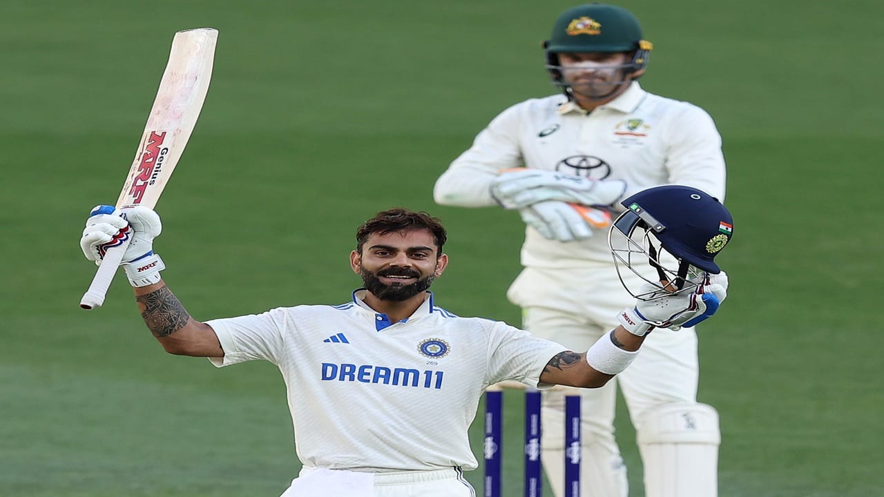 मीडिया रिपोर्ट्सनुसार, विराट 30 पेक्षा अधिक ब्रँडसाठी जाहीरात करतो. विराटला एमआरएफ टायर्सकडून सर्वाधिक पैसा मिळतो.मीडिया रिपोर्ट्सनुसार विराटला 100 कोटी रुपये मिळतात. तसेच विराट बूस्ट, पेप्सी, नेसले या आणि यासारख्या अनेक ब्रँडसह करारबद्ध आहे.  (Photo Credit : Bcci X Account)