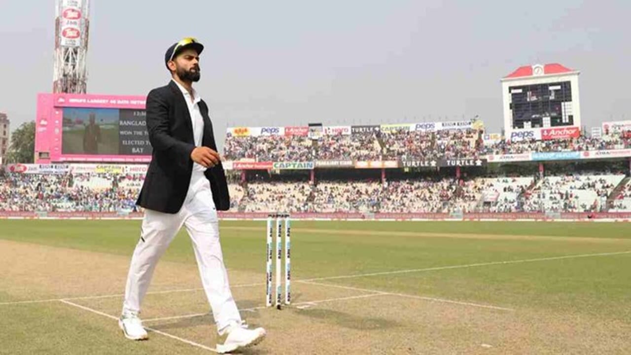 तसेच विराट याशिवाय रेस्टोरेंट, बिजनेस आणि गुंतवणुकीतूनही तगडी कमाई करतो. रिपोर्ट्सनुसार, विराट कोहली एका वर्षात 200 कोटी रुपये कमावतो. तसेच विराटचं एकूण नेटवर्थ हे 1 हजार 50 कोटी रुपये इतकं आहे. (Photo Credit : Bcci X Account)