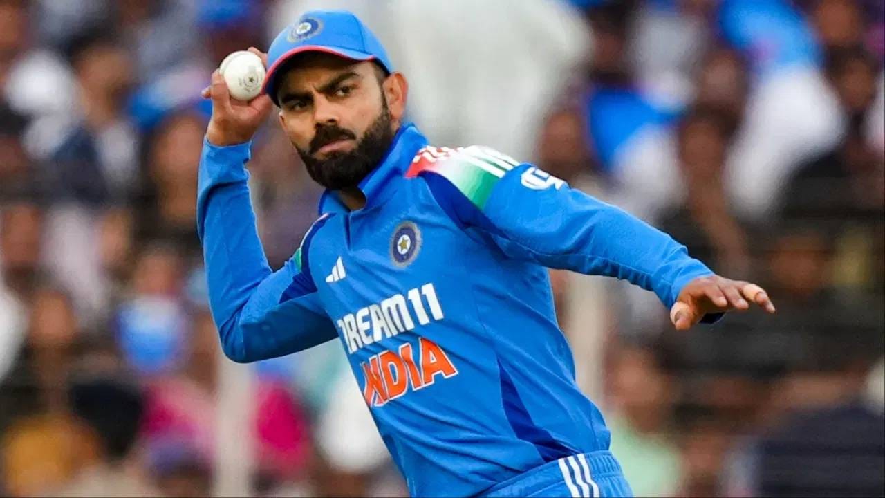 विराट कोहलीने टी20 नंतर कसोटी क्रिकेटला रामराम ठोकला आहे. त्यामुळे आंतरराष्ट्रीय पातळीवर फक्त वनडे क्रिकेट खेळताना दिसणार आहे. विराट कोहली 2027 वनडे वर्ल्डकप स्पर्धेपर्यंत खेळेल असा अंदाज आहे. म्हणजेच दोन वर्षे वनडे क्रिकेट खेळणार आहे. (Photo- PTI)