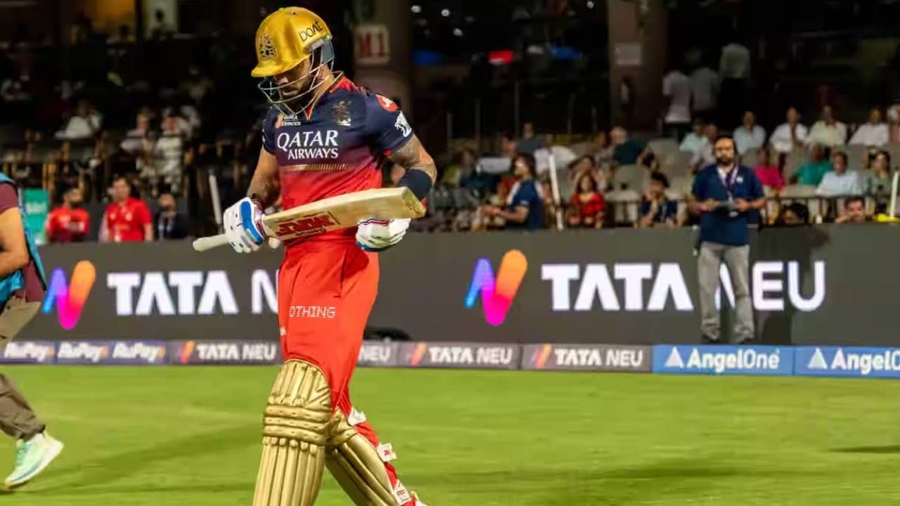 विराट कोहलीने आयपीएलमध्ये चेन्नई सुपर किंग्सविरुद्ध सर्वाधिक धावा करणारा फलंदाज ठरला आहे. इतकंच एखाद्या संघाविरुद्ध सर्वाधिक धावा करणाऱ्या खेळाडूंच्या यादीतही अव्वलं आहे. त्याने सीएसकेविरुद्ध 1146 धावा केल्या. यापूर्वी डेविड वॉर्नरने पंजाब किंग्सविरुद्ध 1134 धावा केल्या होता. तिसऱ्या आणि चौथ्या स्थानावर विराट कोहलीच आहे. त्याने दिल्ली विरुद्ध 1130 आणि पंजाब किंग्सविरुद्द 1104 धावा केल्यात.