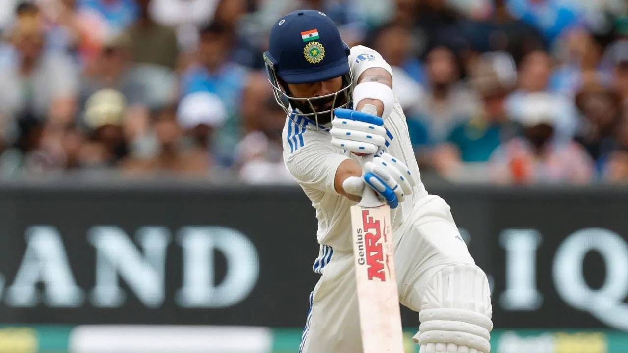 2018 मध्ये भारताच्या इंग्लंड दौऱ्यापूर्वी सरे संघासोबत करार केला होता. पण मानेला झालेल्या दुखापतीमुळे करार रद्द करण्यात आला. पण आता काउंटी संघ मिडलसेक्सचे क्रिकेट संचालक अॅलन कोलमन यांनी विराट कोहलीचे कौतुक केले आहे आणि त्याला आपल्या संघात समाविष्ट करण्याची इच्छा व्यक्त केली आहे. (फोटो- पीटीआय)