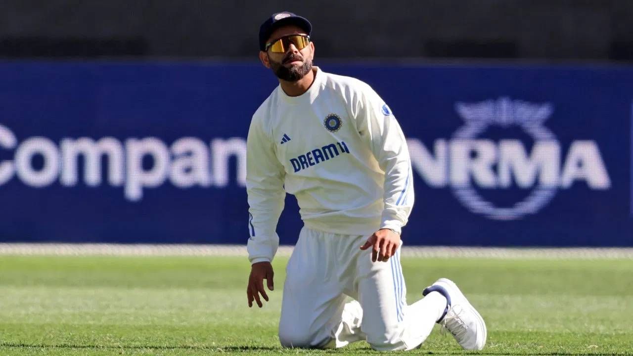विराट कोहलीला इंग्लंडच्या राष्ट्रीय संघाकडून नाही तर काउंटी टीममध्ये खेळताना दिसू शकतो. इंग्लंडची काउंटी टीम मिडिलसेक्सने विराट कोहलीला संघात घेण्यास रुची दाखवली आहे. विराट कोहलीने काउंटी चॅम्पियनशिप किंवा कमीत कमी वनडे कपमध्ये खेळवं अशी फ्रेंचायझीची इच्छा आहे. (फोटो- पीटीआय)