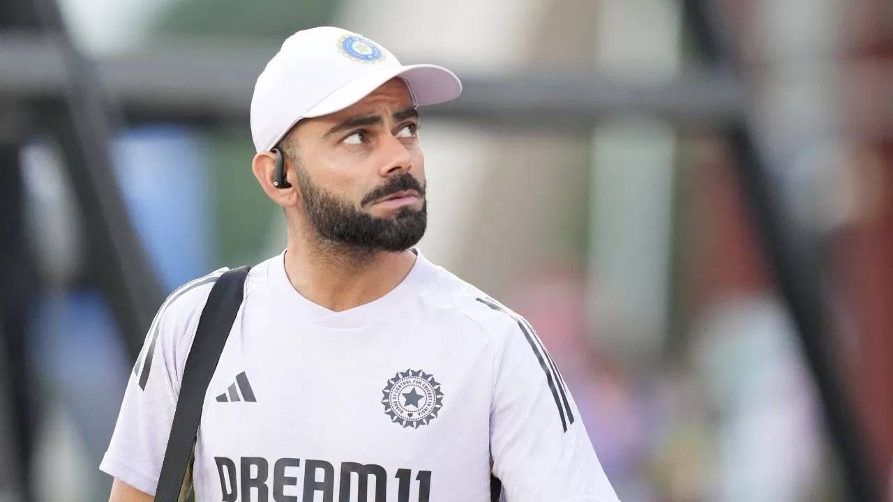 विराट कोहलीनी टी20 आंतरराष्ट्रीय क्रिकेटनंतर कसोटीतून निवृत्ती घेतली आहे. इंग्लंड दौऱ्यापूर्वी त्याने निवृत्ती घेतल्याने अनेकांना आश्चर्याचा धक्का बसला आहे. पण आता विराट कोहली इंग्लंडकडून खेळताना दिसू शकतो. तुम्हाला हे वाचून धक्का बसला ना.. पण संपूर्ण बातमी वाचल्यावर तुम्हाला नेमकं काय ते कळेल. (फोटो- पीटीआय)