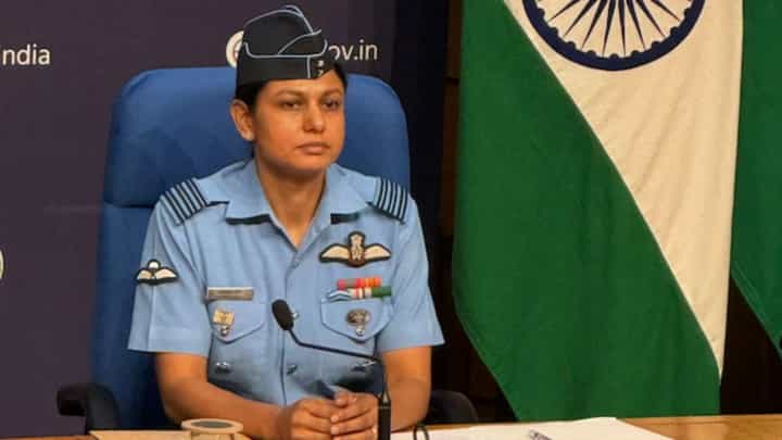 India Pakistan War : नागरी विमानांचा ढाल म्हणून वापर; वयोमिका सिंग यांनी पाकिस्तानचं पितळ उघडं पाडलं India Pakistan War : नागरी विमानांचा ढाल म्हणून वापर; वयोमिका सिंग यांनी पाकिस्तानचं पितळ उघडं पाडलं