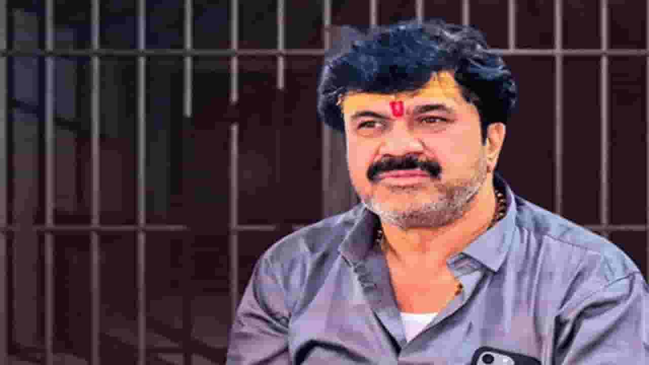 Walmik Karad News : कराडला जेलमध्ये मिळतं चिकन, फरसाण; जेलर मुलाणींची तडकाफडकी बदली