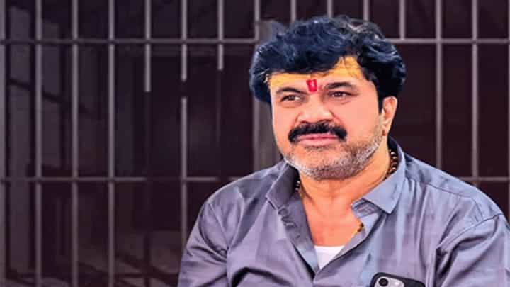 Walmik Karad News : कराडला जेलमध्ये मिळतं चिकन, फरसाण; जेलर मुलाणींची तडकाफडकी बदली Walmik Karad News : कराडला जेलमध्ये मिळतं चिकन, फरसाण; जेलर मुलाणींची तडकाफडकी बदली
