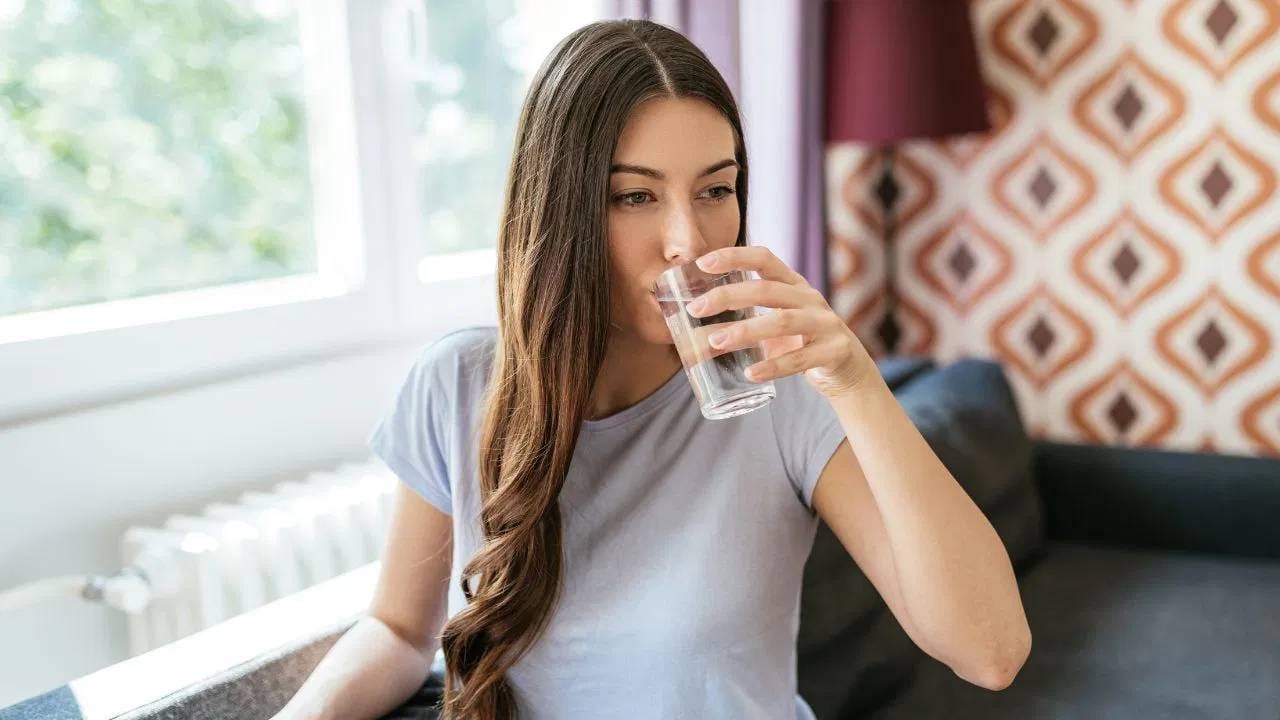 वॉटर फास्टिंग म्हणजे काय? तज्ञांकडून जाणून घ्या फायदे आणि तोटे वॉटर फास्टिंग म्हणजे काय? तज्ञांकडून जाणून घ्या फायदे आणि तोटे